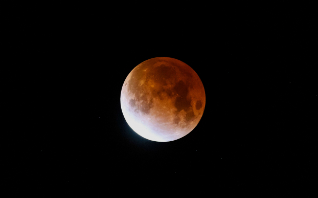 Những bức ảnh chụp trăng máu và nguyệt thực một phần đẹp và ấn tượng nhất hôm qua 19/11 1