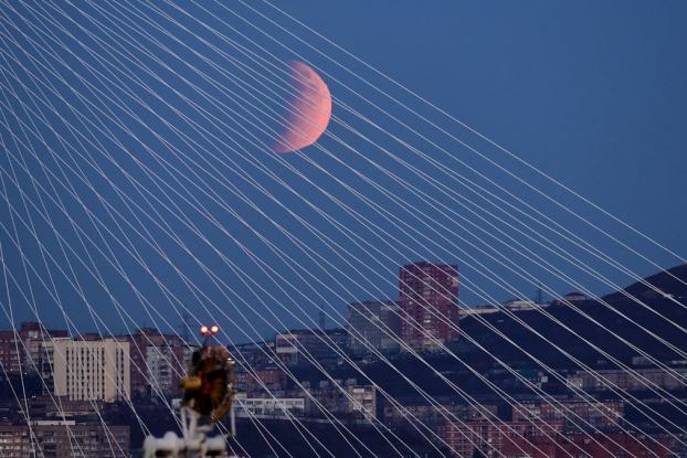 Những bức ảnh chụp trăng máu và nguyệt thực một phần đẹp và ấn tượng nhất hôm qua 19/11 7