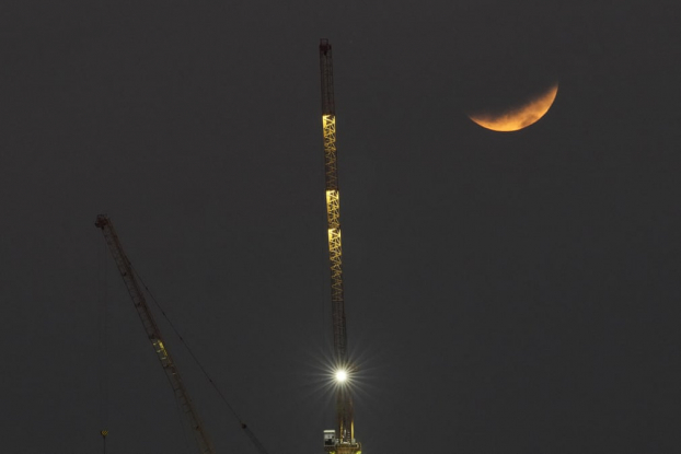 Những bức ảnh chụp trăng máu và nguyệt thực một phần đẹp và ấn tượng nhất hôm qua 19/11 11