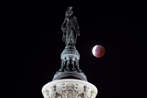 Những bức ảnh chụp trăng máu và nguyệt thực một phần đẹp và ấn tượng nhất hôm qua 19/11 12
