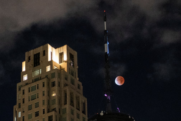 Những bức ảnh chụp trăng máu và nguyệt thực một phần đẹp và ấn tượng nhất hôm qua 19/11 13