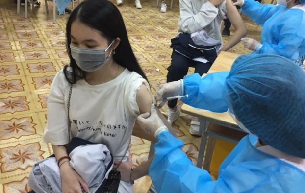   Môt học sinh khối 12 trường THPT Quang Trung – Đống Đa được tiêm vắc-xin phòng COVID-19  
