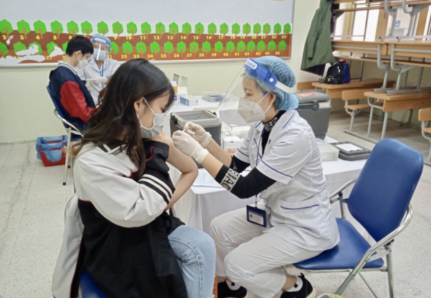   Học sinh đầu tiên tiêm vắc-xin tại THPT Thực nghiệm.  