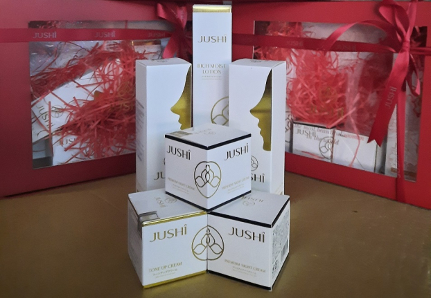  Bộ sản phẩm Jushi Gold Glitter gồm 4 sản phẩm: Sữa rửa mặt; nước thần; kem ngày; kem đêm.  