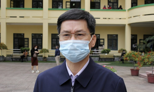   Phó Giám đốc Sở Y tế Hà Nội Vũ Cao Cương đánh giá các điểm tiêm theo đúng quy trình.  