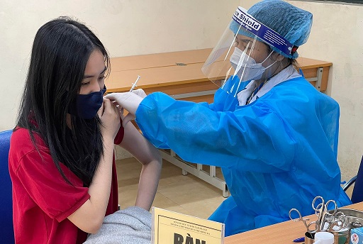   Hà Nội đã tiêm hơn 133.000 mũi vắc-xin cho trẻ từ 15 - 17 tuổi  