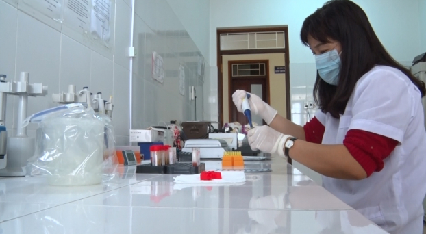 Tại tỉnh Cao Bằng, công tác giám sát phát hiện HIV/AIDS được thực hiện tại 10/10 huyện, thành phố. Hằng năm, toàn tỉnh thực hiện 6.000 - 8.000 mẫu xét nghiệm HIV (Ảnh minh họa).