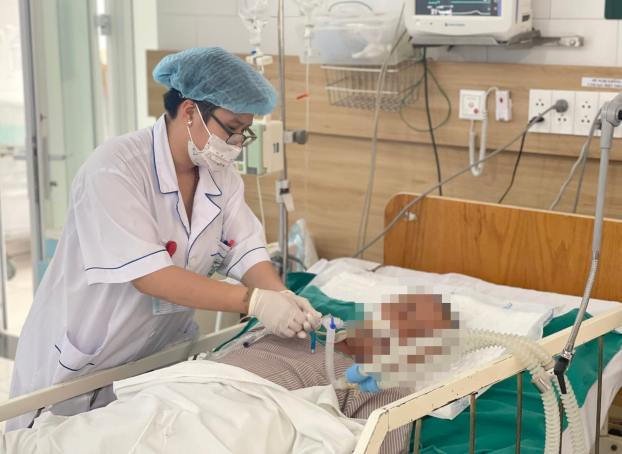   Một bệnh nhân ngộ độc cồn đang được nhân viên y tế chăm sóc  