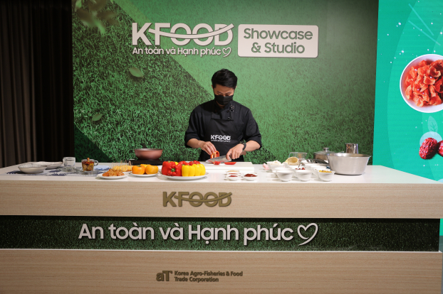   Đầu bếp Lê Quốc Định hướng dẫn các học viên chế biến món ăn từ thực phẩm Hàn Quốc  