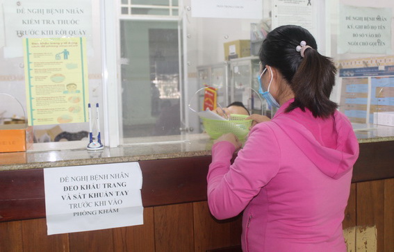 Bệnh nhân nhiễm HIV/AIDS nhận thuốc tại khoa Phòng, chống HIV/AIDS Trung tâm Kiểm soát bệnh tật tỉnh. Ảnh: Báo Đồng Nai