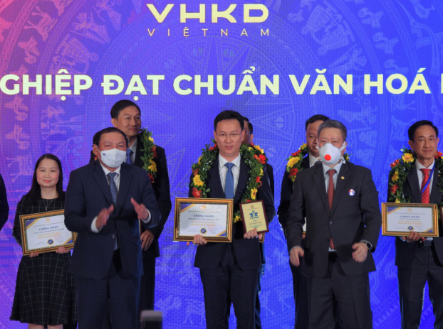   Minh họa ảnh: Ông Lê Thanh Tùng – Thành viên HĐQT VietinBank đại diện DN nhận danh hiệu “Doanh nghiệp đạt chuẩn văn hóa kinh doanh Việt Nam” năm 2021  