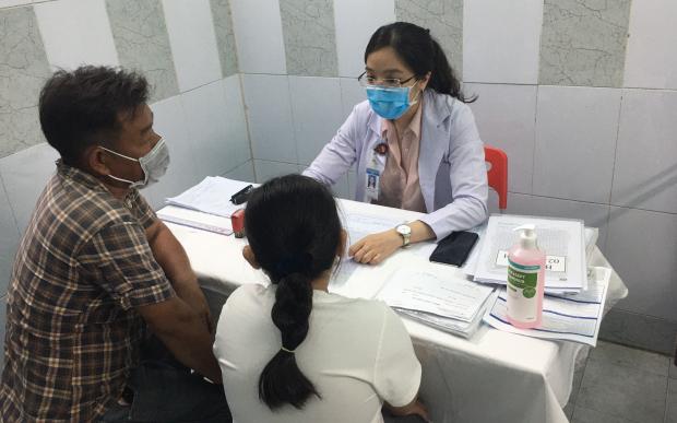   Bác sĩ Trần Thị Ngọc Anh tư vấn cho một trường hợp trẻ đến tầm soát chậm tăng trưởng chiều cao tại BV Nguyễn Tri Phương.  