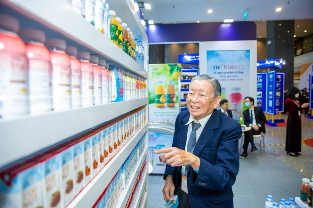   Ông Trần Tam Giáp - Chủ nhiệm Câu lạc bộ Hưu trí Bộ Ngoại giao tham quan gian hàng của TH True MILK với những sản phẩm tốt cho sức khỏe. (Ảnh: PV/Vietnam+)  