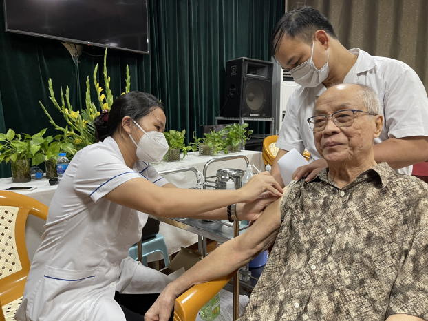   Người cao tuổi ở Trung tâm chăm sóc Người cao tuổi Bách Niên Thiên Đức được tiêm vắc-xin phòng COVID-19  