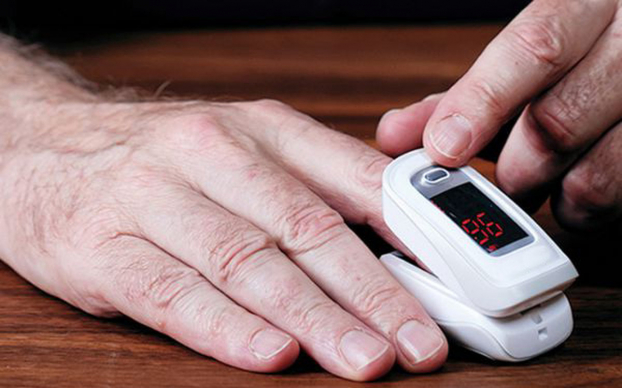   F0 điều trị tại nhà nên chuẩn bị sẵn máy đo SPO2. Ảnh minh họa  