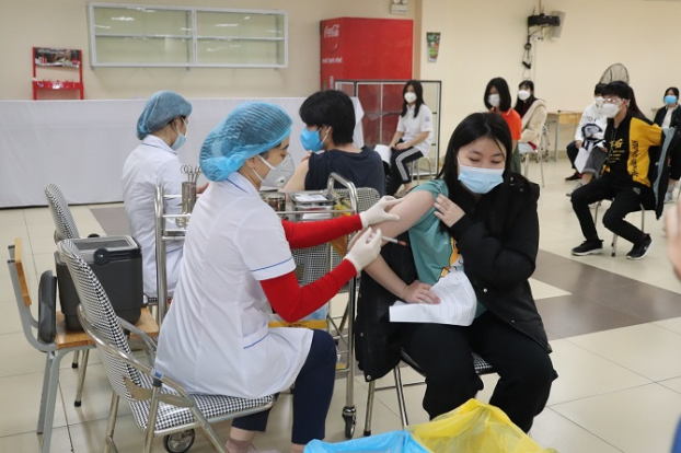   Đã có 98,5% người từ 18 tuổi trở lên ở Hà Nội được tiêm ít nhất 1 mũi vắc-xin phòng COVID-19. Ảnh minh họa  
