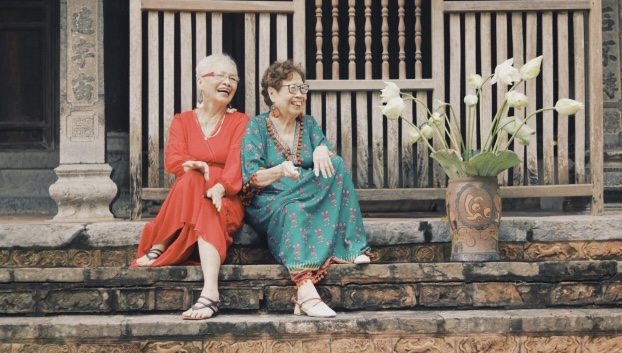   Bà Dành (bên trái) tham gia du lịch và chụp ảnh kỉ niệm do trung tâm dưỡng lão tổ chức  