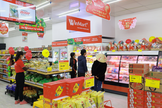   Khách hàng mua sắm tại cửa hàng WinMart+ nhượng quyền tại Bắc Giang  