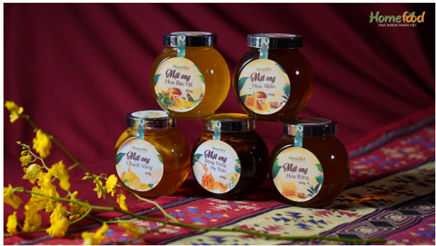   Giỏ quà Tết Mộc thực dưỡng mật ong nguyên chất “Bách Hoa Xuân” có giá 884.000 vnđ thuộc thương hiệu Vinabee – đơn vị uy tín, dẫn đầu trong lĩnh vực nghiên cứu và phát triển ong tại Việt Nam.  