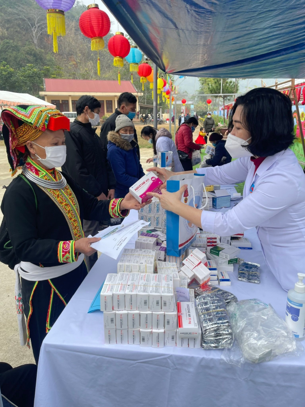   Nhân viên y tế cấp thuốc miễn phí tại xã Nhất Hòa, huyện Bắc Sơn, tỉnh Lạng Sơn  