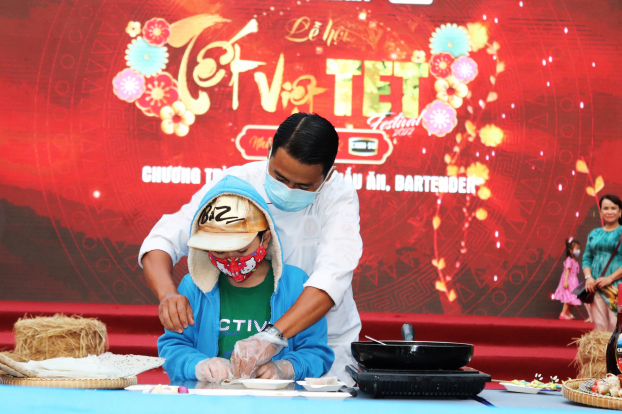   Trẻ em cũng hào hứng tham gia hướng dẫn nấu ăn trong Lễ hội Tết Việt 2022  