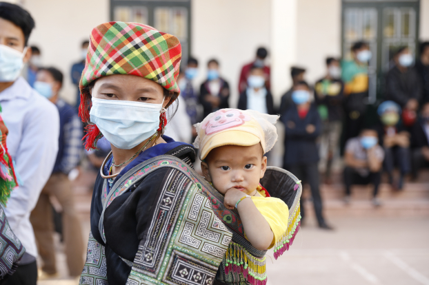   Ở Điện Biên luôn có những em bé lớn lên trên lưng mẹ. Dù lên nương phát rẫy, xuống khe suối lấy nước hay xuống chợ, những người mẹ đồng bào ở Điện Biên đều địu con trên lưng của mình.    