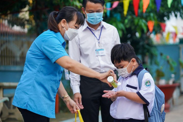   Phụ huynh lo lắng học sinh Tiểu học đi học không bán trú.  