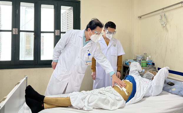   TS.BS Nguyễn Hải Nam, Phó Trưởng khoa PT Gan mật thăm khám cho người bệnh.  
