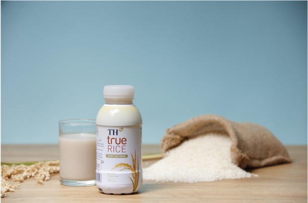  Sản phẩm Nước gạo TH true RICE được sản xuất từ nguồn nguyên liệu gạo Japonica do TH trồng tại Thái Bình.  