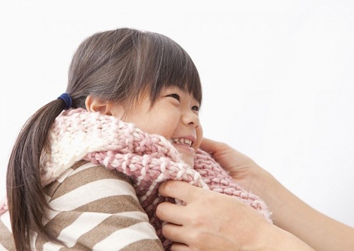   Cha mẹ cần giữ ấm cho trẻ đúng cách trong mùa đông. Ảnh minh họa  
