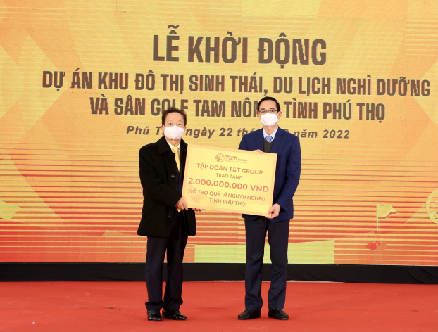   Tập đoàn T&T đã trao tặng Quỹ vì người nghèo Tỉnh Phú Thọ 2 tỷ đồng.  