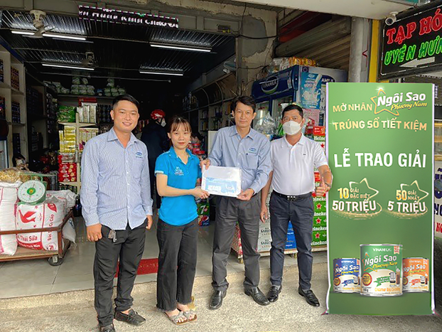 Chị Mỹ Uyên và khoảnh khắc vui mừng nhận giải đặc biệt, sổ tiết kiệm trị giá 50 triệu đồng từ nhãn hàng.
