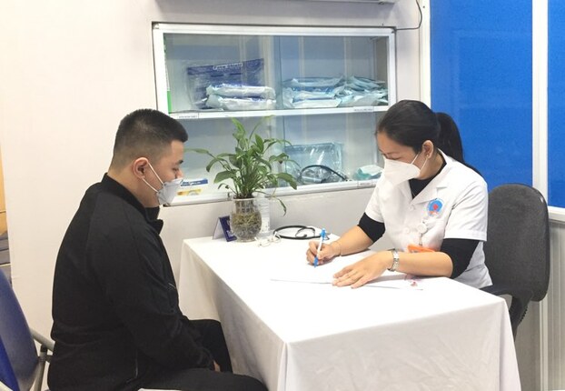   ThS.BS Nguyễn Thị Kim Oanh – Phụ trách phòng khám thuộc khoa Khám chữa bệnh theo yêu cầu, BV Hữu Nghị đang thăm khám cho bệnh nhân hậu COVID-19  