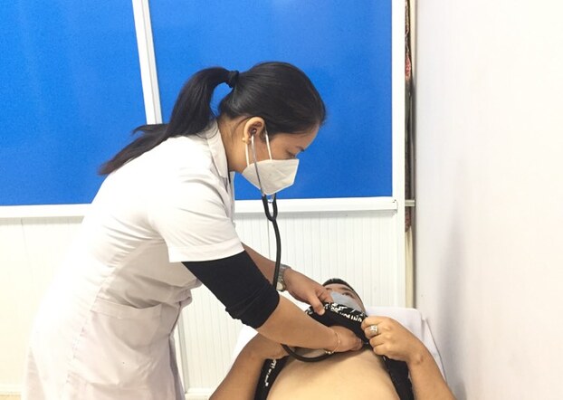   ThS.BS Nguyễn Thị Kim Oanh thăm khám cho bệnh nhân bị mất ngủ sau khi khỏi COVID-19  