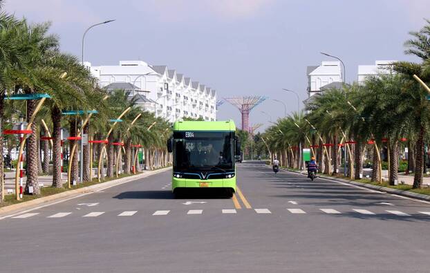   Xe buýt điện VinBus từ Vinhomes Grand Park sẽ giúp sinh viên tiết kiệm thời gian và chi phí di chuyển đến trường.  