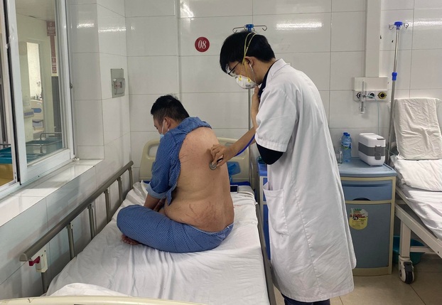   Ths.BS Nguyễn Trọng Hưng, Khoa Khám bệnh và Phòng khám viêm đường hô hấp cấp, Bệnh viện Thanh Nhàn thăm khám cho bệnh nhân hậu COVID-19  