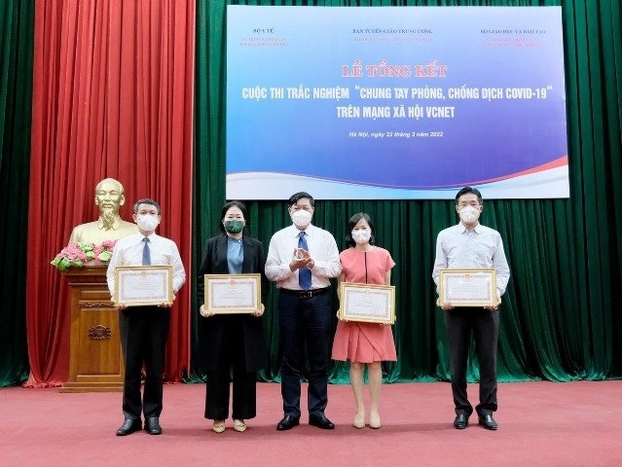   Thứ trưởng Bộ Y tế Đỗ Xuân Tuyên trao bằng khen của Bộ trưởng Bộ Y tế tặng các tập thể, cá nhân có nhiều đóng góp tích cực góp phần tăng cường công tác tuyên truyền, phổ biến quy định về phòng, chống dịch COVID-19.  