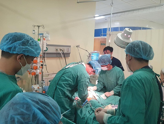   Các bác sĩ triển khai kỹ thuật ECMO để cứu bệnh nhân  