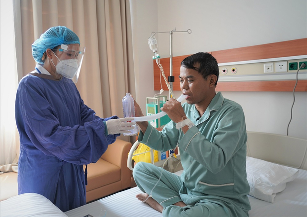   Chỉ 1 ngày sau ca ghép gan kéo hơn 7 tiếng, anh Nguyễn Bá Thắng đã khỏe khoắn và bắt đầu tập luyện phục hồi chức năng  