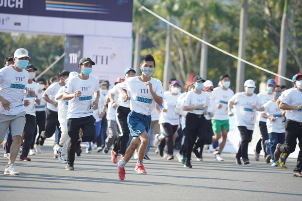   200 thầy cô giáo tại Quảng Nam tham gia chạy nhằm khích lệ, cổ vũ tinh thần các em học sinh, sinh viên dự giải.  
