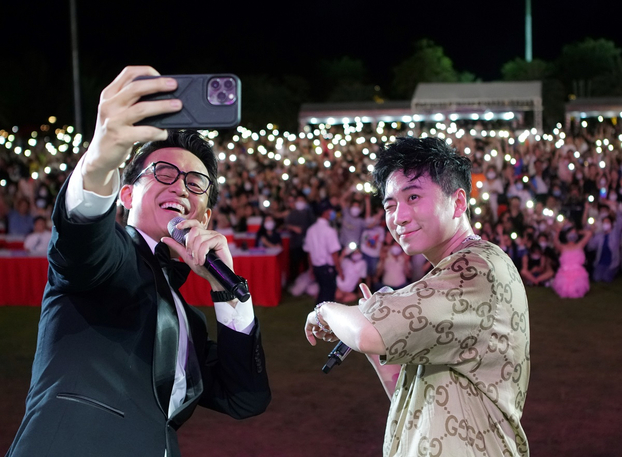   Ca sĩ Karik và MC Quang Bảo chụp ảnh cùng khán giả  