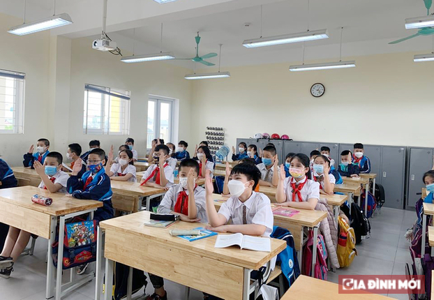   Gần 1 năm học online nhưng HS lớp 4a5 trường tiểu học Đoàn Kết - Long Biên - Hà Nội vẫn giữ nề nếp khi vào lớp.  
