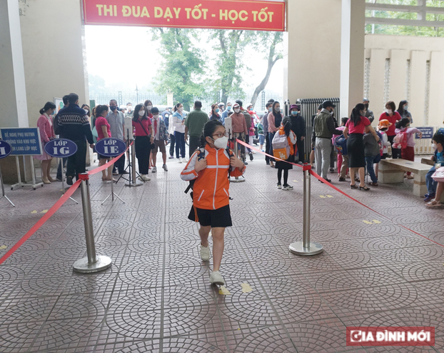   Từ sáng sớm, học sinh Tiểu học Nghĩa Tân đã nô nức đến trường.  