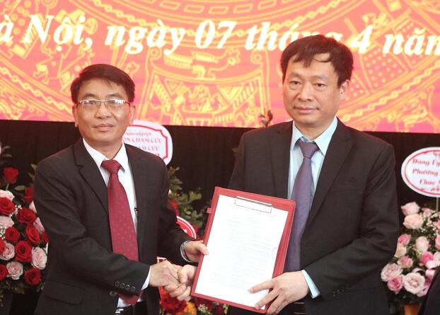   TS.Lê Mạnh Cường (bên phải) nhận quyết định bổ nhiệm làm Giám đốc BV Tuệ Tĩnh  