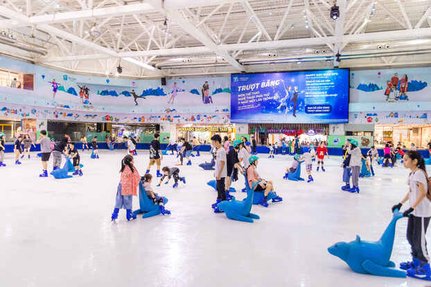   Trượt băng là 1 trong những hoạt động rất được yêu thích vào dịp nghỉ lễ tại TTTM Vincom  