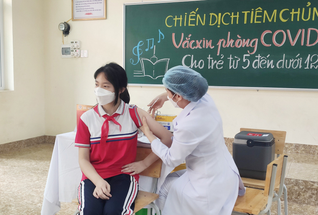   Học sinh lớp 6 đầu tiên tiêm vắc-xin phòng COVID-19.  