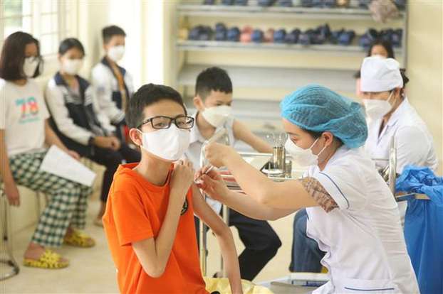   Hơn 8.400 học sinh lớp 6 ở 15 quận, huyện Hà Nội đã tiêm vắc-xin COVID-19.  
