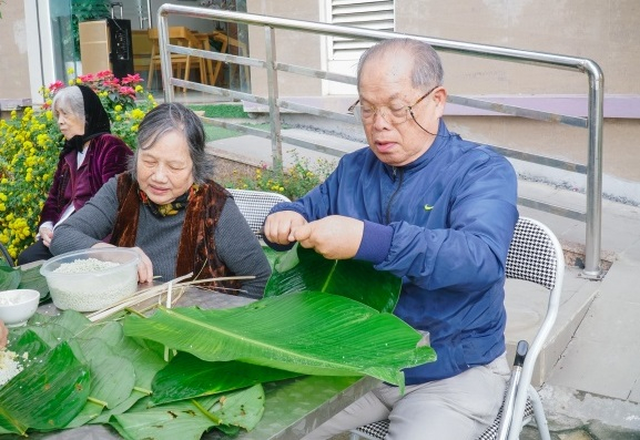   PGS Bùi Hiền tham gia hoạt động gói bánh chưng tại trung tâm  