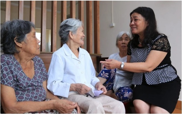   Bác sĩ Trần Thanh Vân (bên phải) đang tư vấn chăm sóc sức khỏe cho các cụ trong trung tâm  
