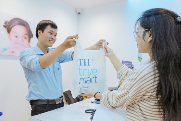   Túi nhựa sinh học được sử dụng tại hệ thống gần 300 cửa hàng TH true mart thay thế túi nilon.  